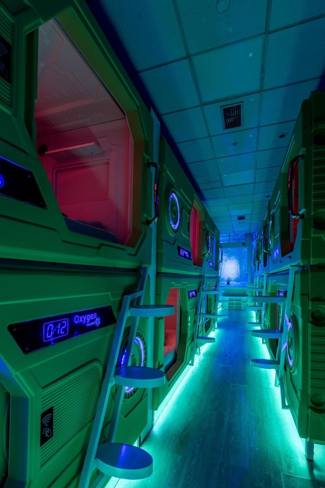 Oxygen Hostel Capsula Madrid Exteriör bild