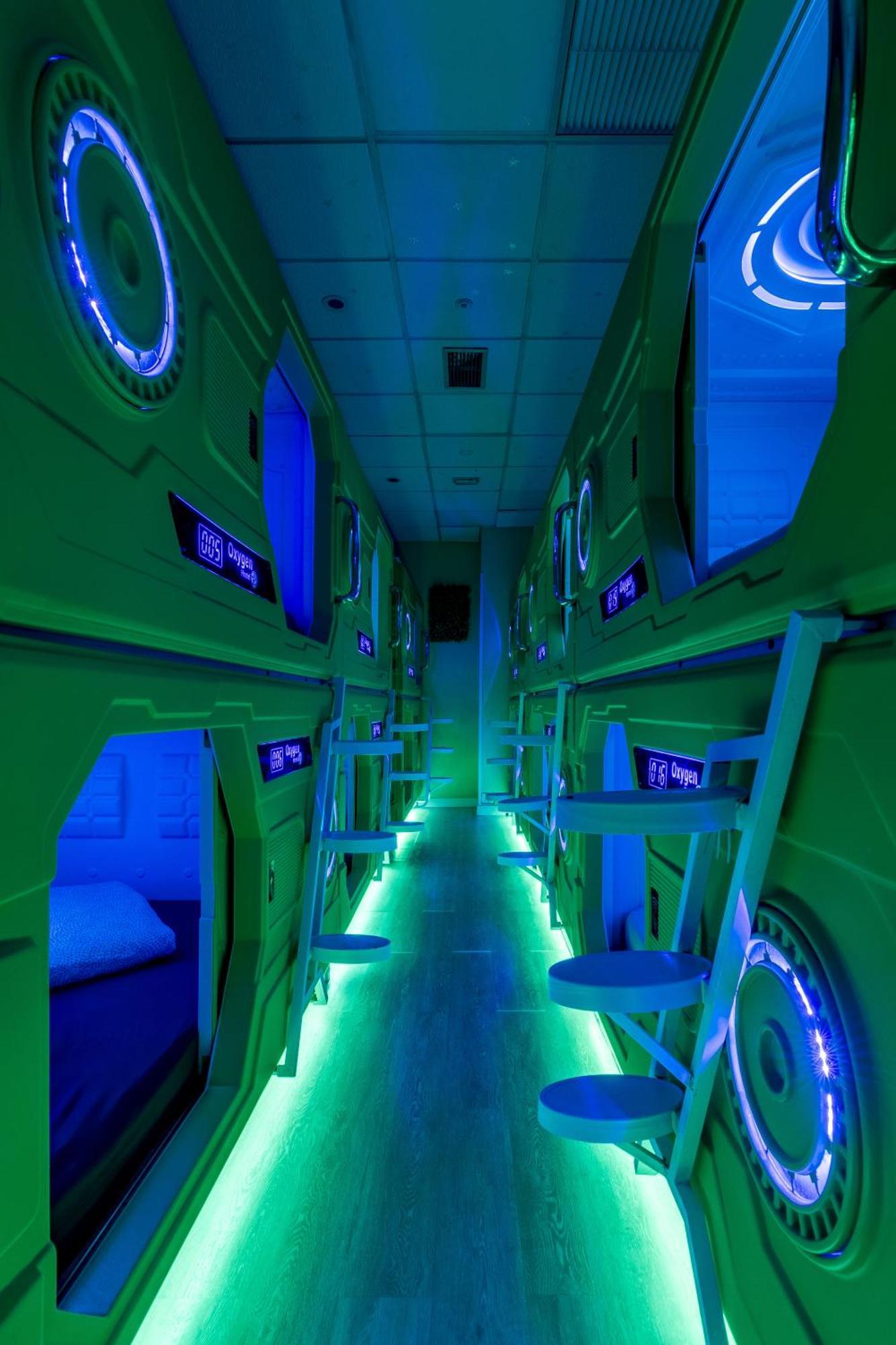 Oxygen Hostel Capsula Madrid Exteriör bild
