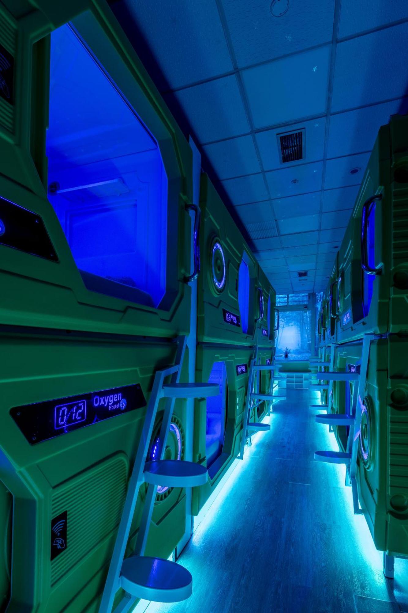 Oxygen Hostel Capsula Madrid Exteriör bild