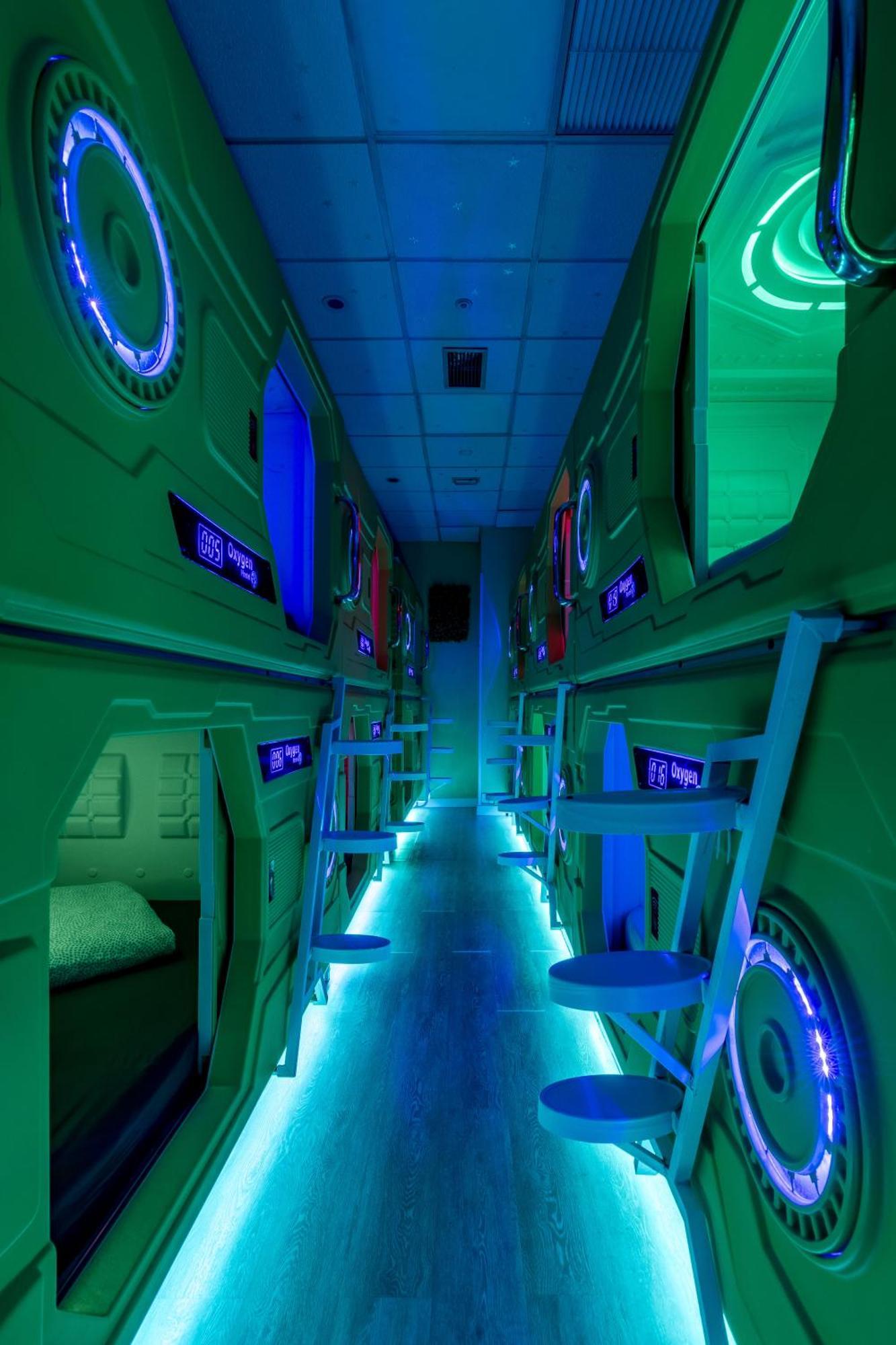 Oxygen Hostel Capsula Madrid Exteriör bild
